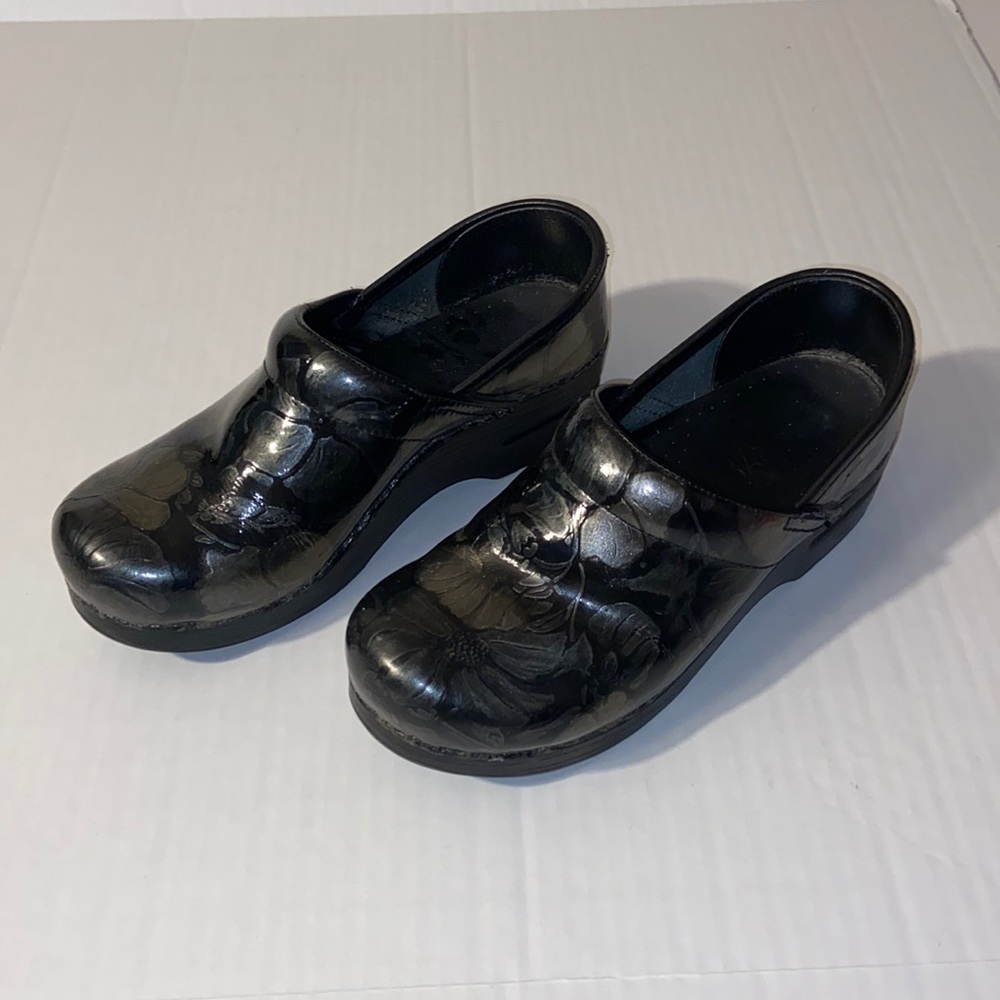 Dansko Women’s Size 37 US Size 6.5 to 7 Mule Clogs